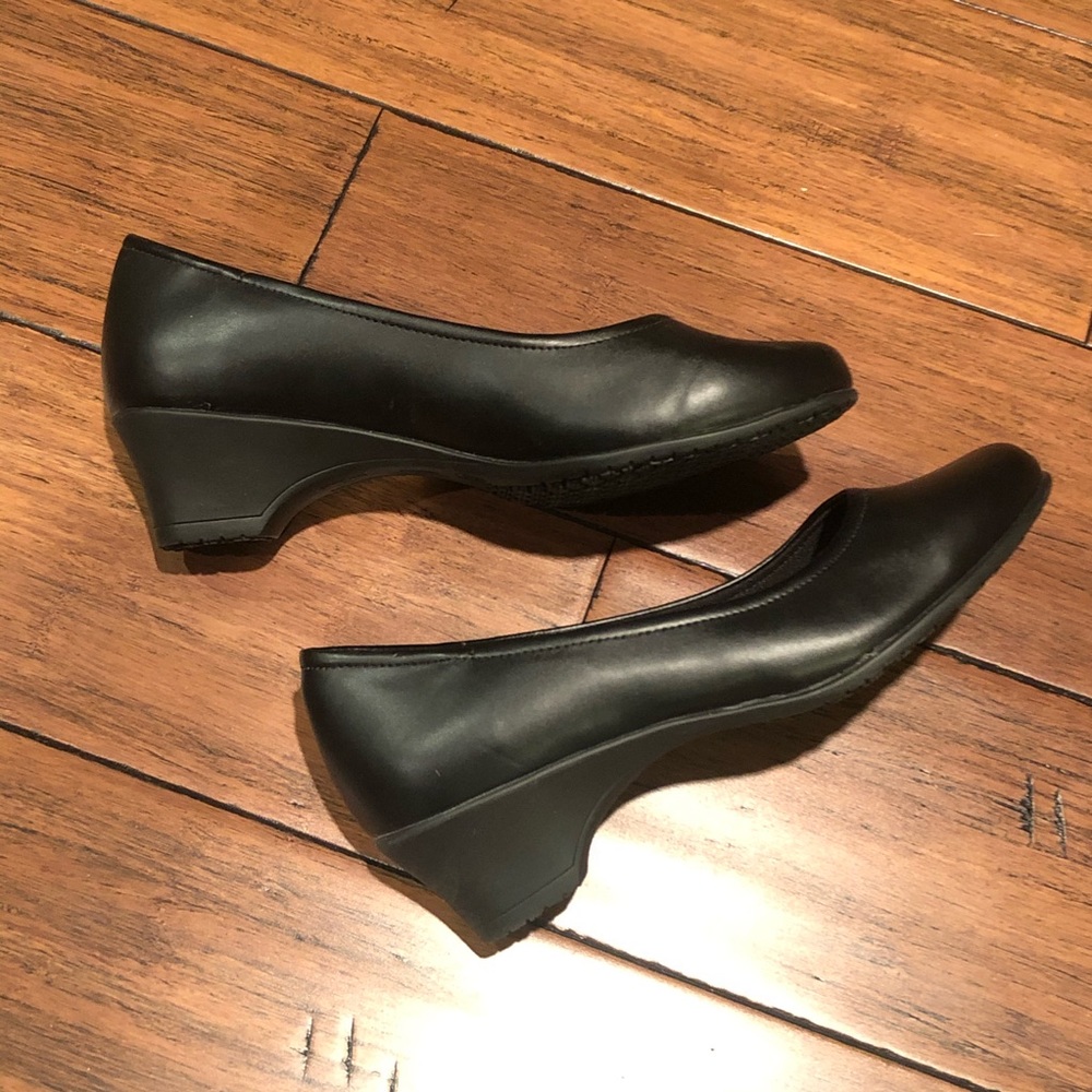 Women’s/Teen black heels